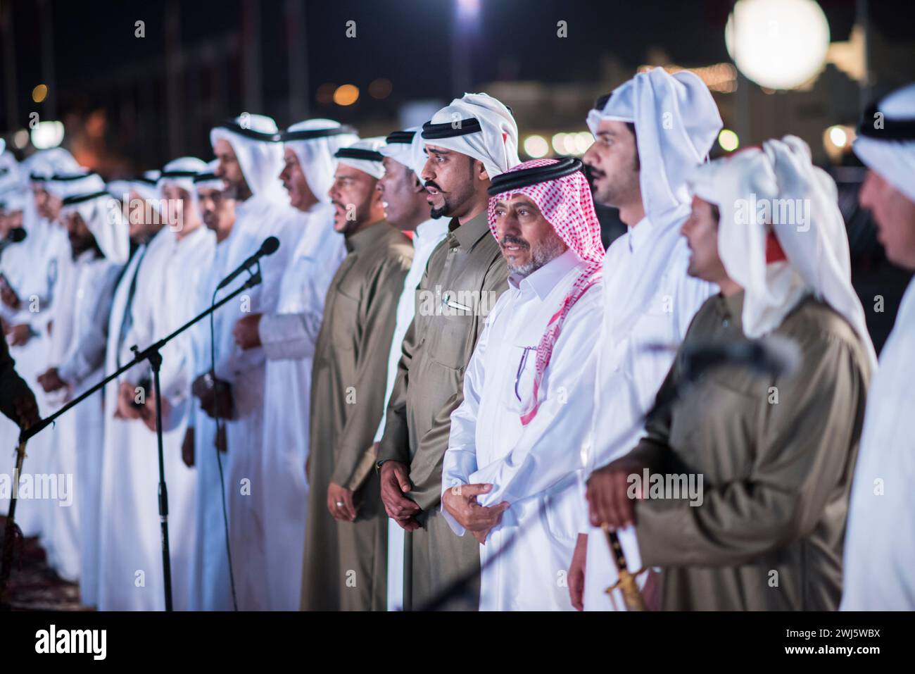 Doha, Qatar, 18,2017 décembre : la danse de l'épée appelée 'ardha' sur le terrain DARB Al Saai, organisée pour célébrer la fête nationale du Qatar . Banque D'Images