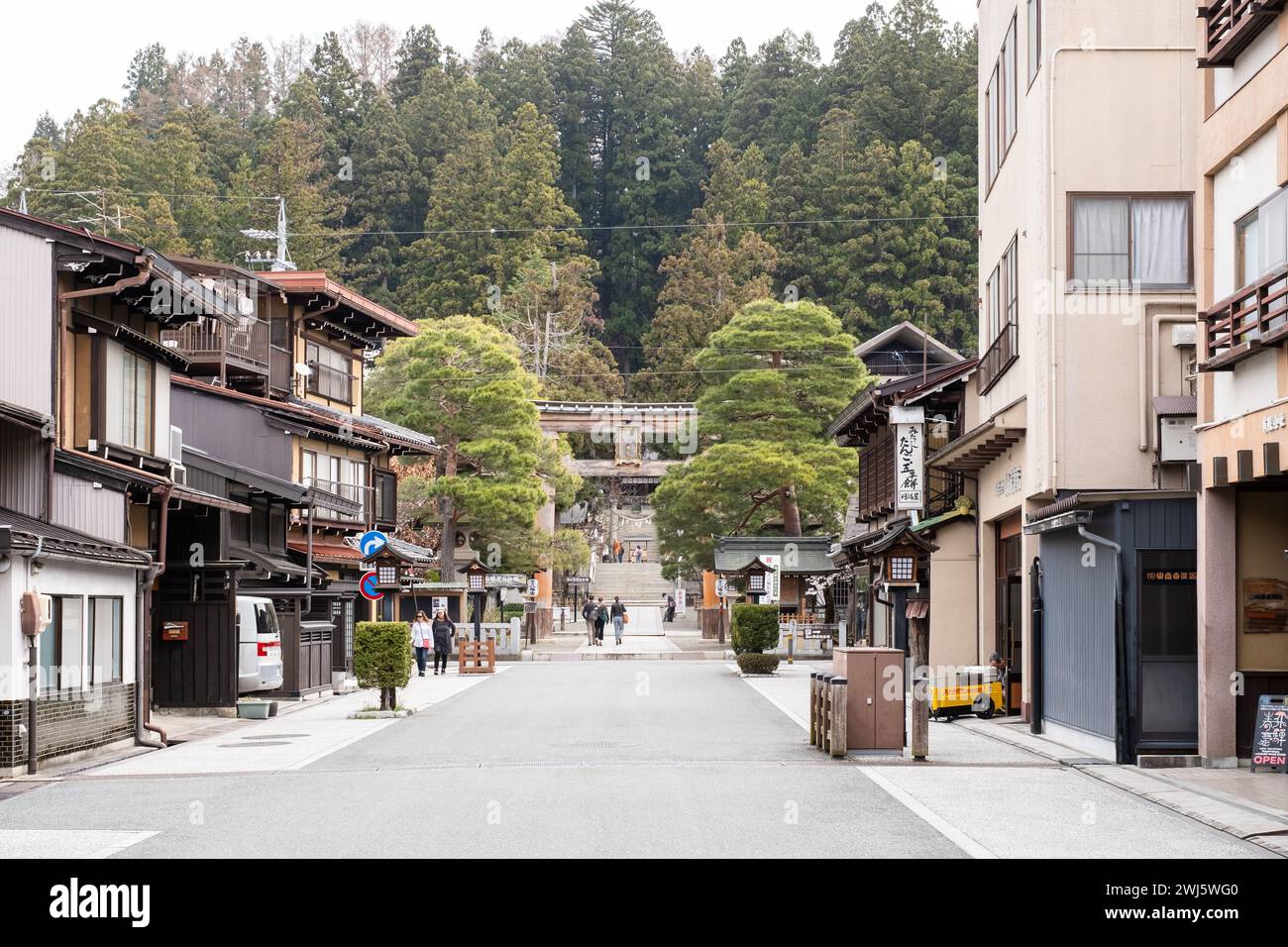 Scène de rue regardant vers le sanctuaire Sakurayama Hachimangu à Takayama, préfecture de Gifu, Japon. Banque D'Images