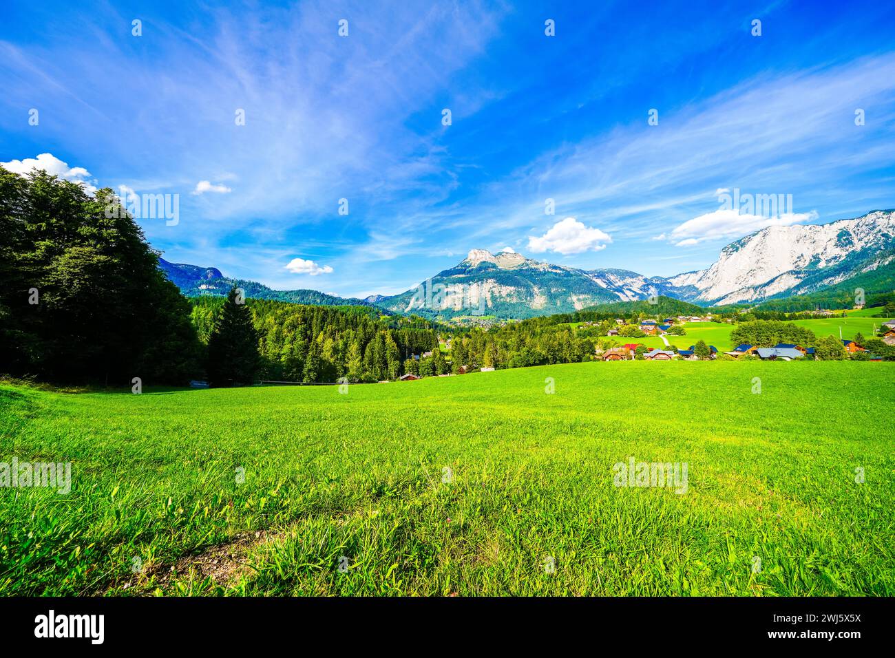 Vue sur le paysage et les montagnes près de Bad Aussee. Ville thermale en Styrie en Autriche. Nature idyllique avec vue sur la montagne. Banque D'Images
