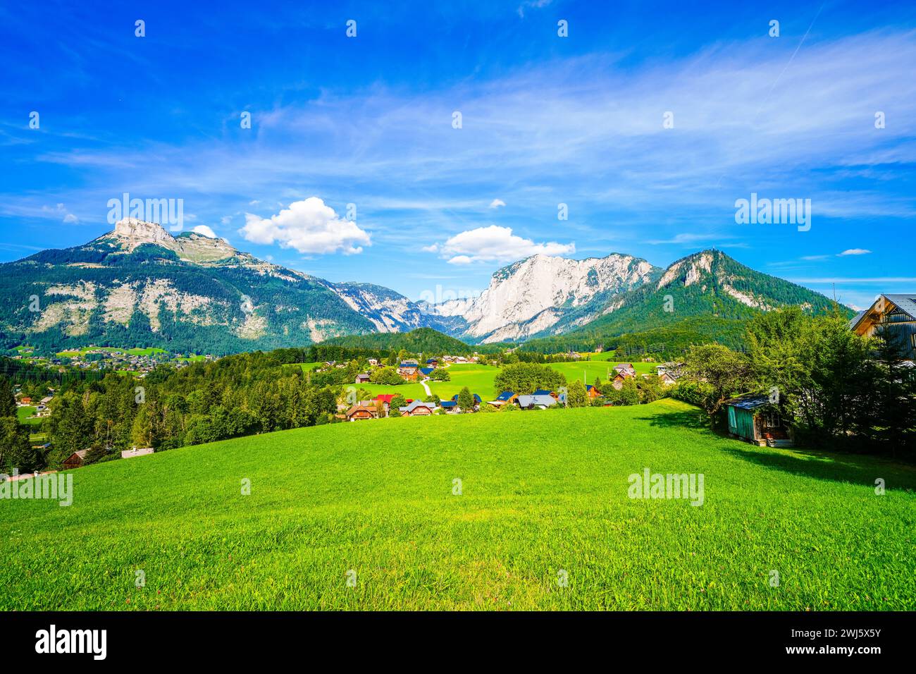 Vue sur le paysage et les montagnes près de Bad Aussee. Ville thermale en Styrie en Autriche. Nature idyllique avec vue sur la montagne. Banque D'Images