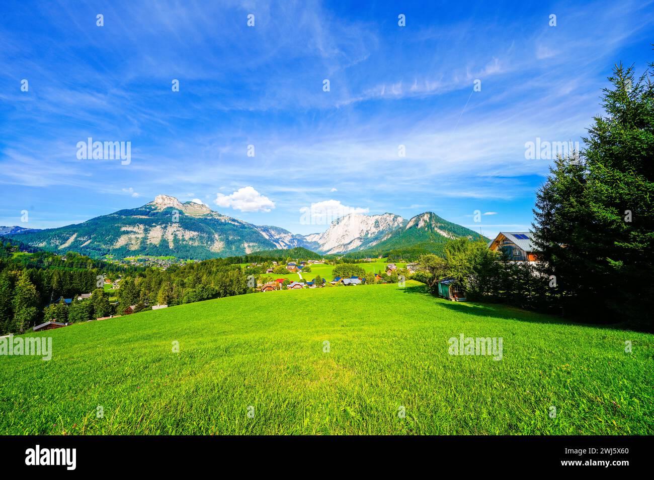 Vue sur le paysage et les montagnes près de Bad Aussee. Ville thermale en Styrie en Autriche. Nature idyllique avec vue sur la montagne. Banque D'Images