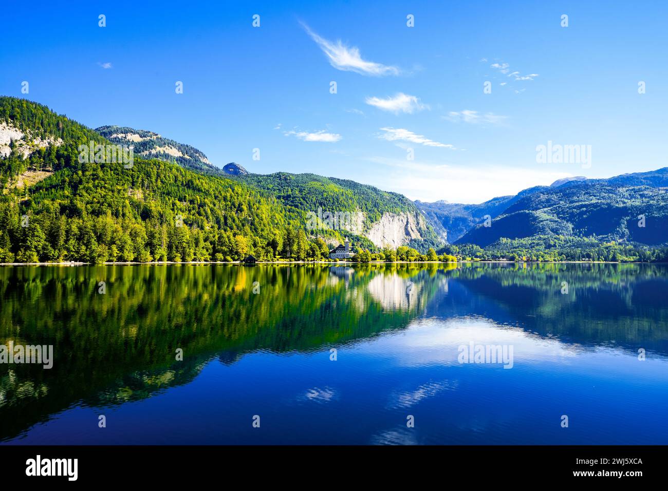 Vue sur le Grundlsee et le paysage environnant. Nature idyllique au bord du lac en Styrie en Autriche. Lac de montagne au Totes Gebirge dans la Salzka Banque D'Images