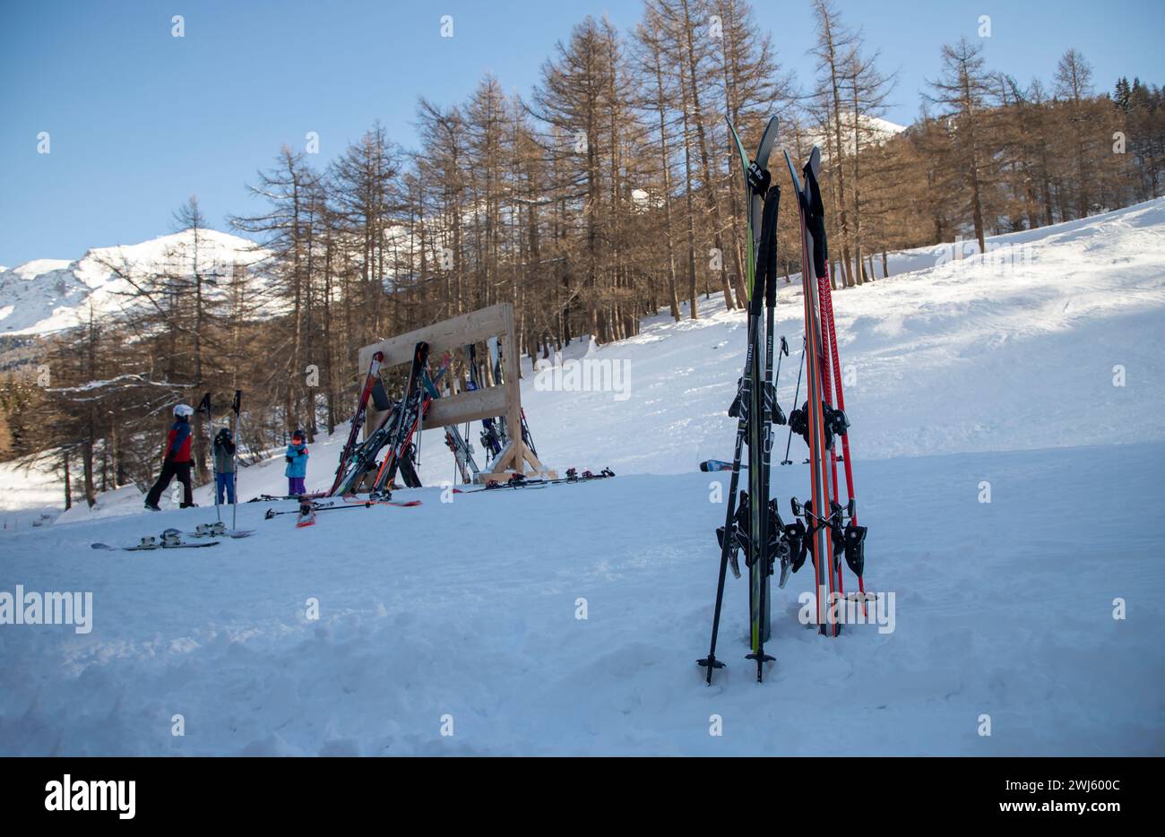 Matériel de ski en attente au pied de la piste de ski à Val-Cenis, France Banque D'Images