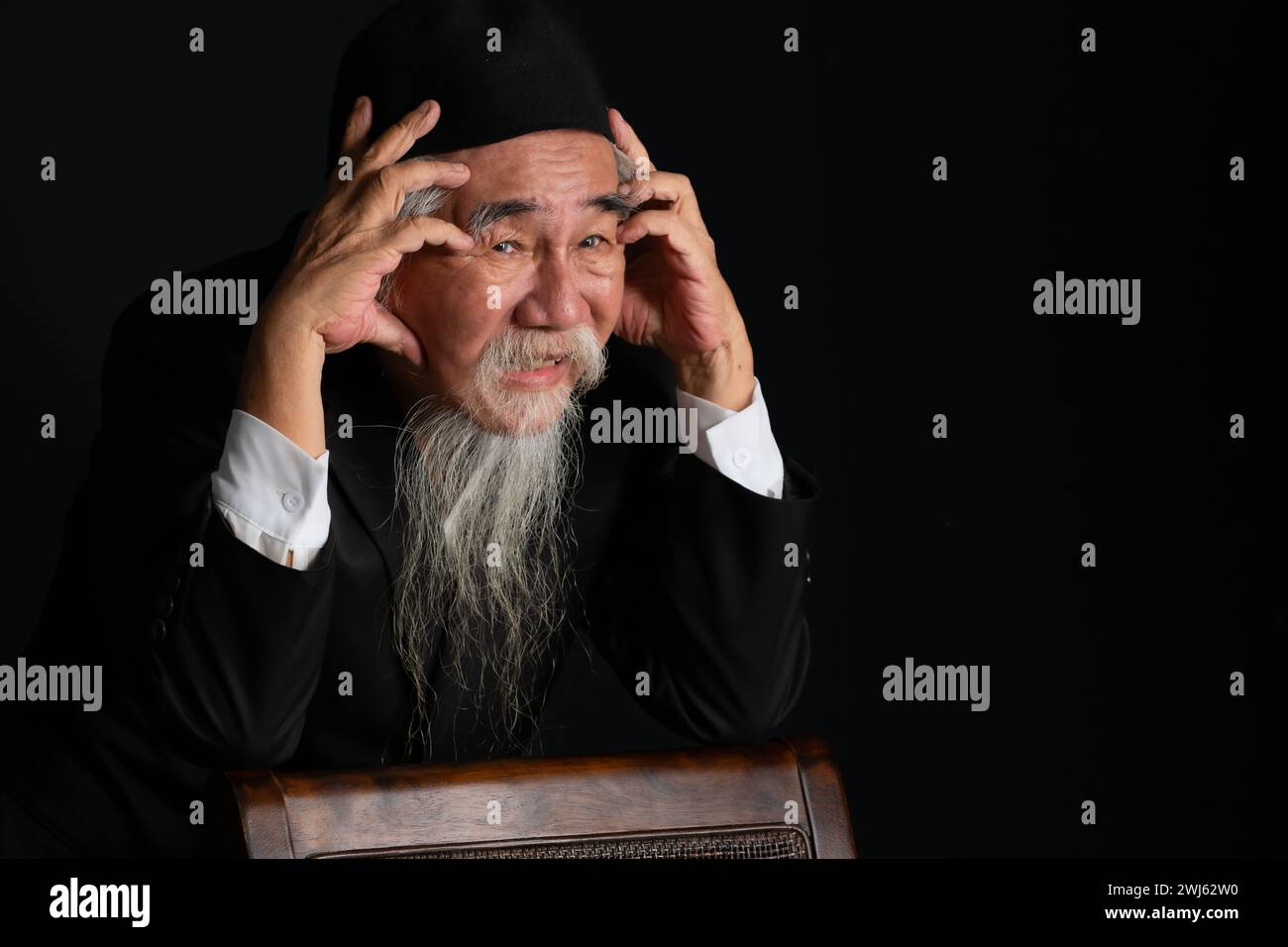 Portrait d'un vieil homme au visage ridé avec une longue barbe blanche sur fond noir, prise en studio Banque D'Images