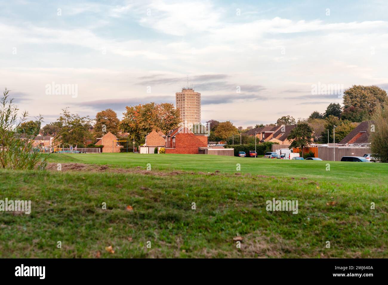 Point Royal Flats, bloc d'appartements à Bracknell, Berkshire, vue depuis Crowthorne Road en automne Banque D'Images