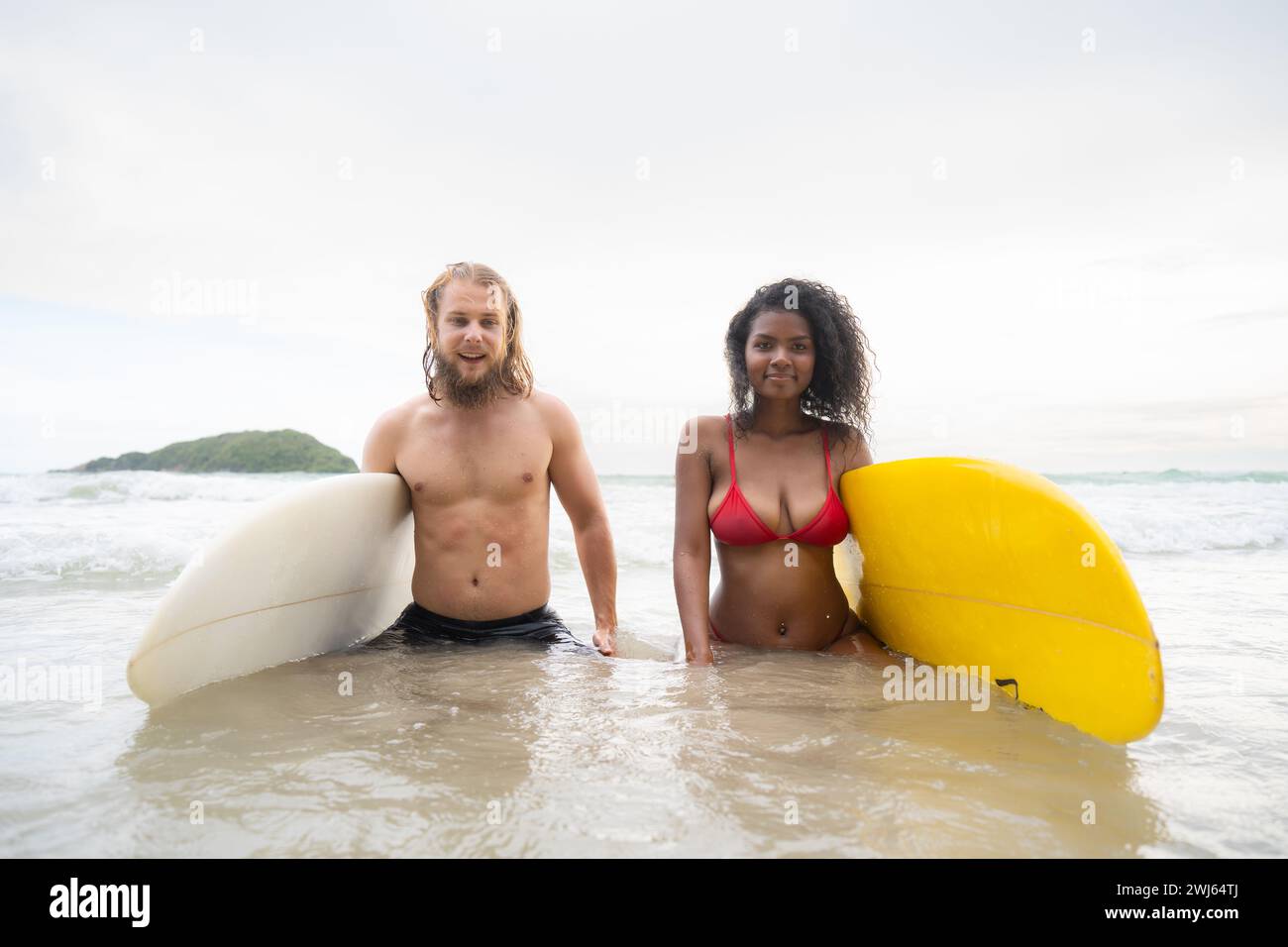Jeune couple de surfeurs avec planche de surf sur la plage Banque D'Images