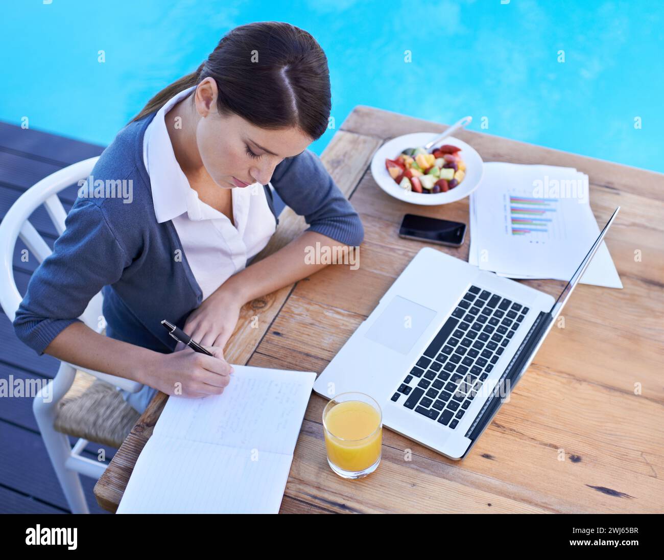 Femme, écriture et travail à distance avec ordinateur portable, recherche avec ordinateur portable et petit déjeuner, planification de l'horaire ou de l'ordre du jour. Notes, info et technologie Banque D'Images