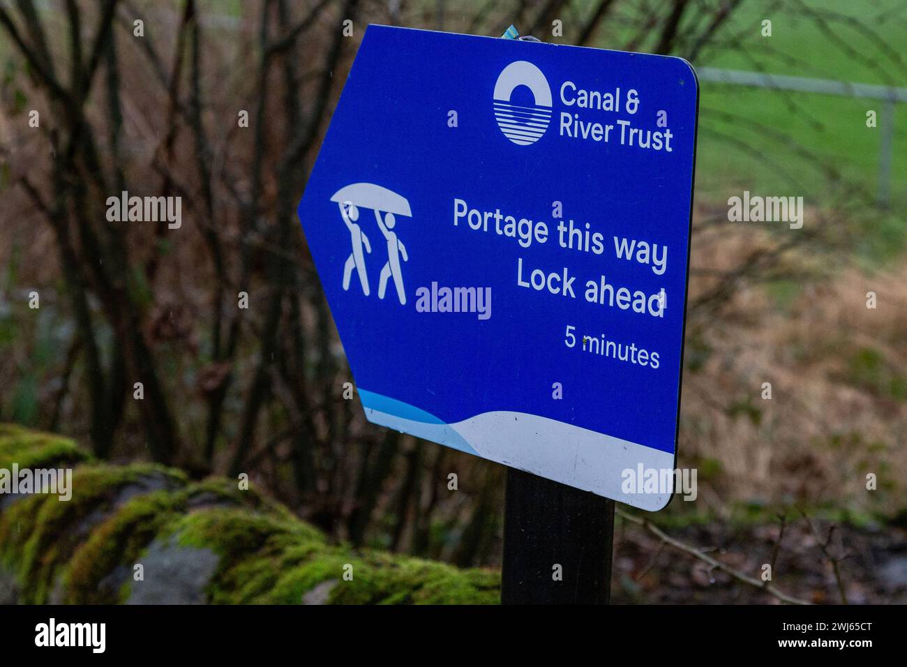 Un panneau canal and River Trust à Hirst Lock, Yorkshire. Le panneau conseille à ceux qui ont des bateaux à rames et des canoës de transporter leurs bateaux autour du loch. Banque D'Images