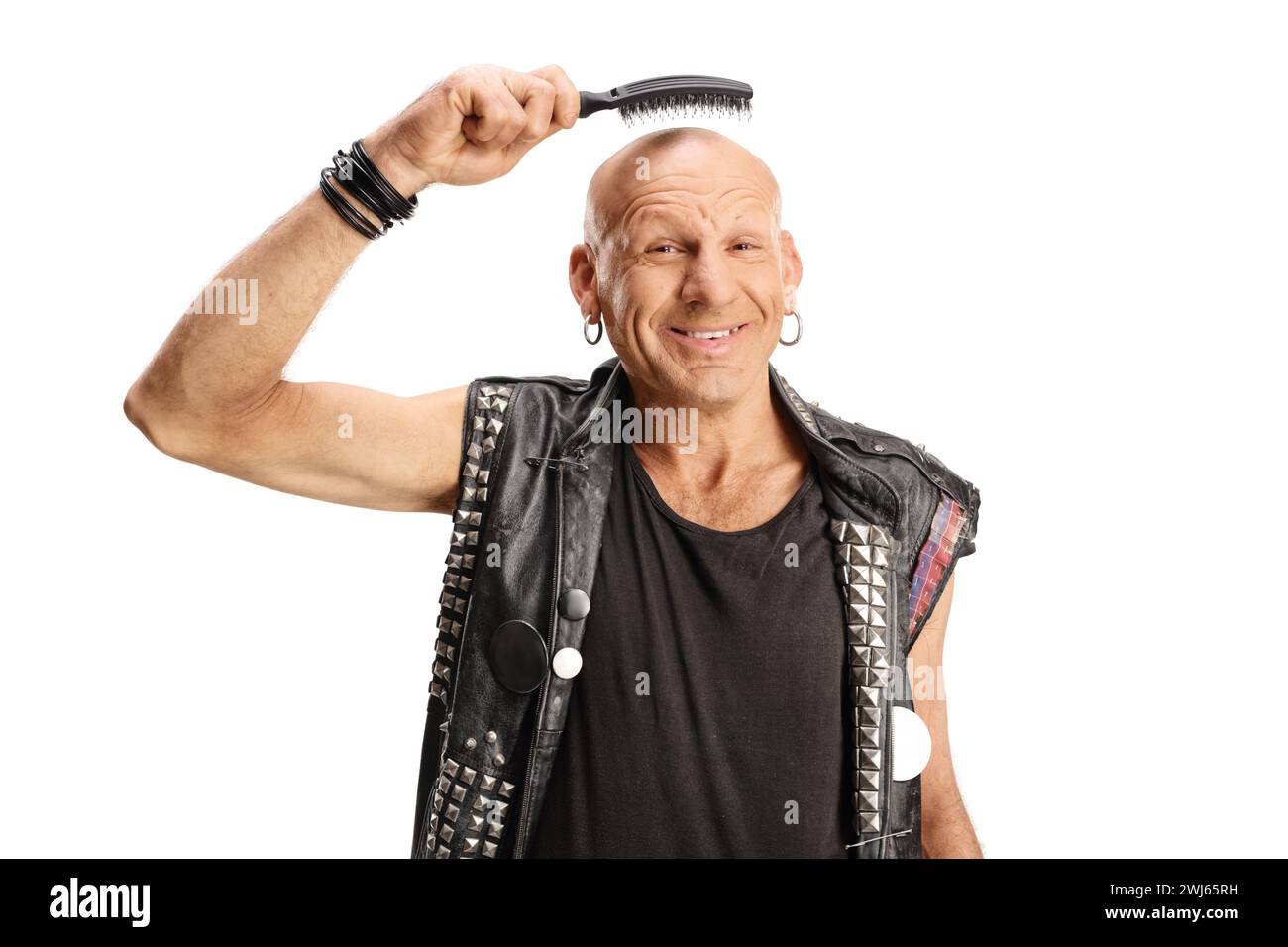 Homme chauve tenant une brosse à cheveux au-dessus de sa tête et souriant isolé sur fond blanc Banque D'Images