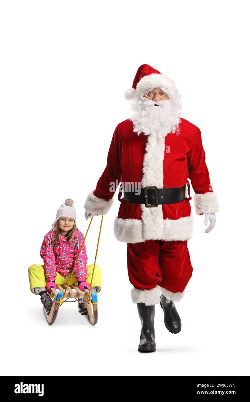 Père noël marchant vers la caméra avec un enfant sur un traîneau isolé sur fond blanc Banque D'Images