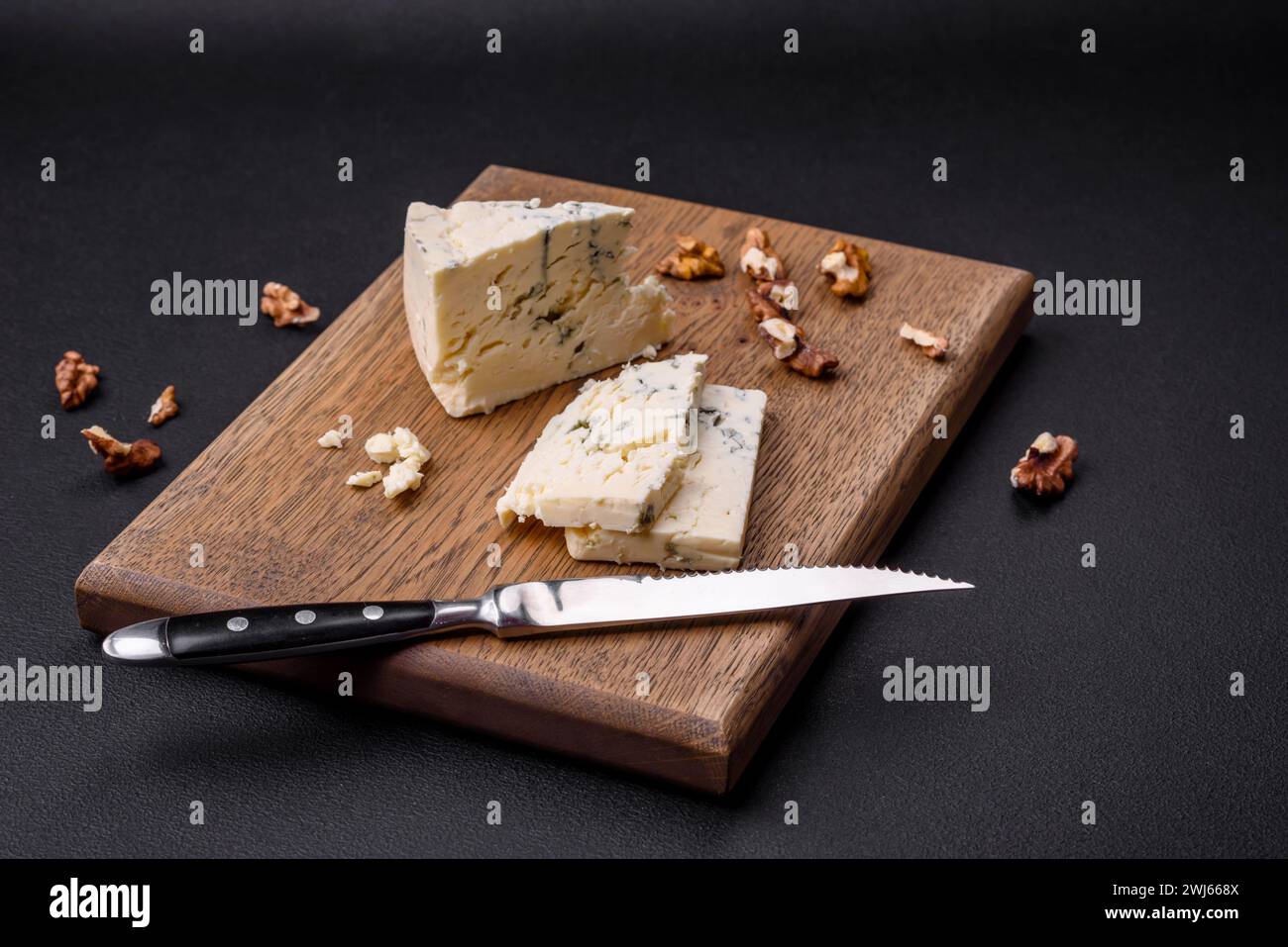 Délicieux fromage frais avec moule bleu dorblu sur une planche à découper en bois Banque D'Images