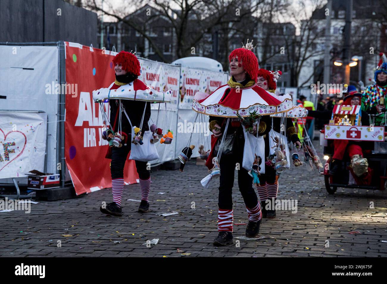 Rosenmontagszug 2024 Köln, 12.02.2024 Originalitäspreis der Schull- und Veedelszöch Rosenmontagszug 2024 Köln: Wat e Theater Wat e Jeckespill, 12.02.2024 Köln NRW Deutschland *** Rosenmontagszug 2024 Cologne, 12 02 2024 Originalitäspreis der Schull und Veedelszöch Rosenmontagszug 2024 Cologne Wat e Theater - Wat e Jeckespill, 12 02 2024 Cologne NRW Germany Copyright : xBEAUTIFULxSPORTS/Wunderlx Banque D'Images