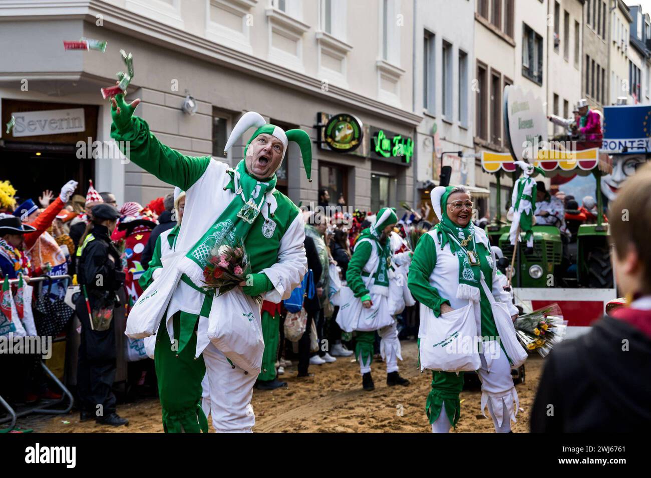 Rosenmontagszug 2024 Köln, 12.02.2024 Zugteilnehmer am Rosenmontagszug wirft Kamelle Große KG Närrische Insulaner e.V. 1927 Rosenmontagszug 2024 Köln: Wat e Theater Wat e Jeckespill, 12.02.2024 Köln NRW Deutschland *** Rosenmontagszug 2024 Cologne, 12 02 2024 participant au Rosenmontagszug lance Kamelle Große KG Närrische Insulaner e V 1927 Rosenmontagszug 2024 Cologne Wat e Theater - Wat e Jeckespill, 12 02 2024 Cologne NRW Allemagne Copyright : xBEAUTIFULxSPORTS/Wunderlx Banque D'Images