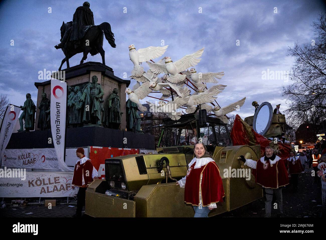 Rosenmontagszug 2024 Köln, 12.02.2024 Friedenstauben ziehen den Wagen der Kölner Jungfrau und des Kölner Bauerns Rosenmontagszug 2024 Köln : Wat e Theater Wat e Jeckespill, 12.02.2024 Köln NRW Deutschland *** Rose Monday procession 2024 Cologne, 12 02 2024 les colombes de la paix tirent le flotteur de la jeune fille de Cologne et du fermier de Cologne Rose Monday procession 2024 Cologne Wat e Theater - Wat e Jeckespill, 12 02 2024 Cologne NRW Allemagne Copyright : xBEAUTIFULxSPORTS/Wunderlx Banque D'Images