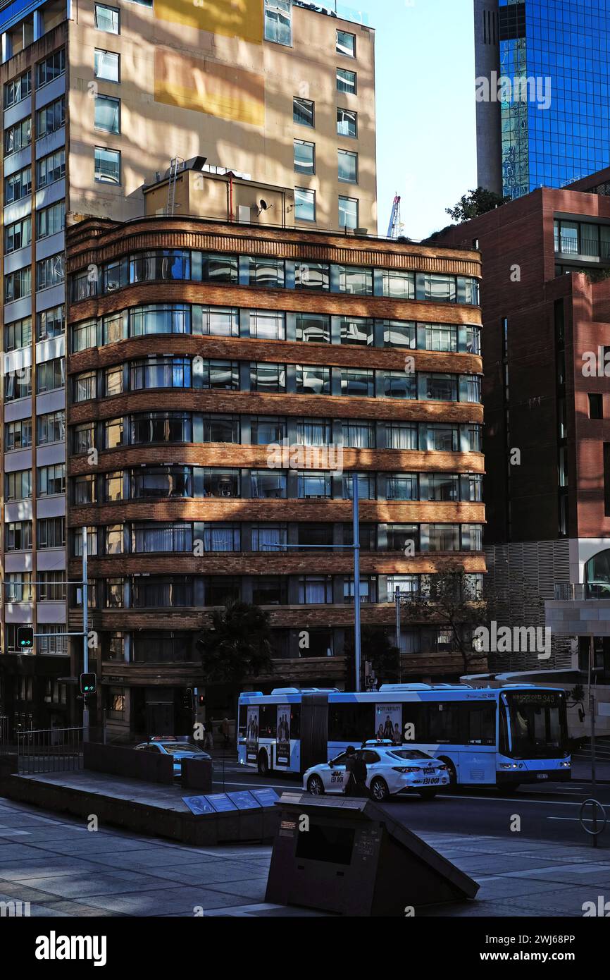 Dans une lumière tamisée, Booth House, un immeuble de bureaux Art Déco de neuf étages - Inter-War Functionalist style (vers 1938) fenêtres en verre à plaque incurvée entre Banque D'Images