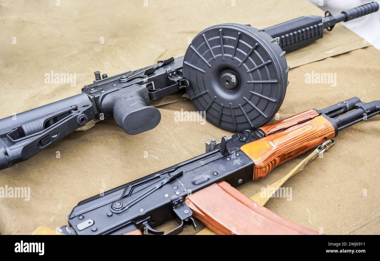 Samara, Russie - 27 mai 2023 : fusil d'assaut Kalachnikov russe AK-12 avec un chargeur de tambour, fusil d'assaut AK-74. Armes à feu russes Banque D'Images