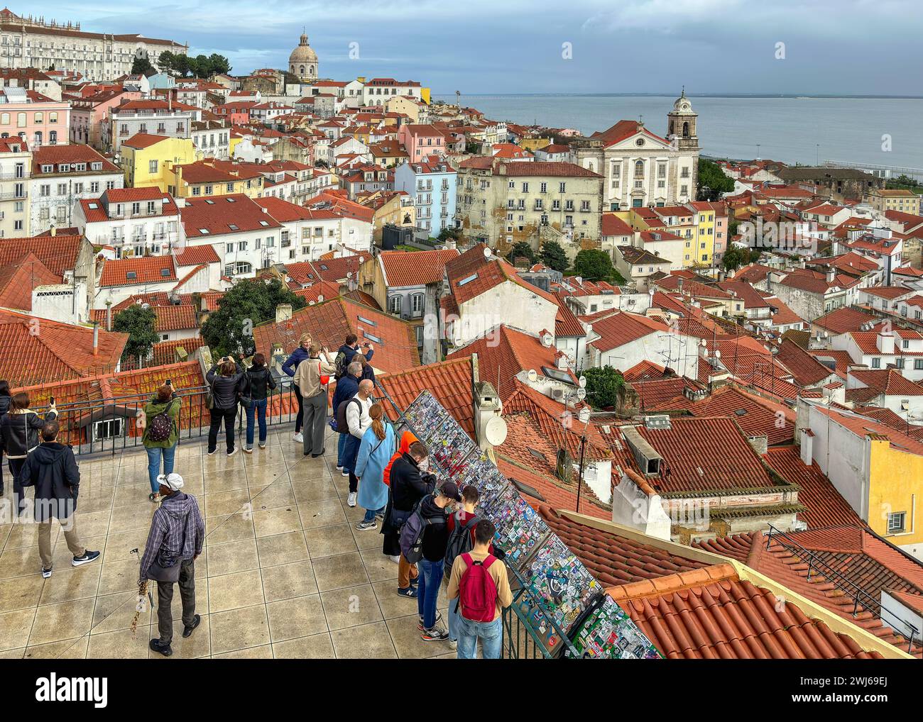 Personnes touristes en point d'observation avec paysage urbain, Lisbonne, Portugal Banque D'Images