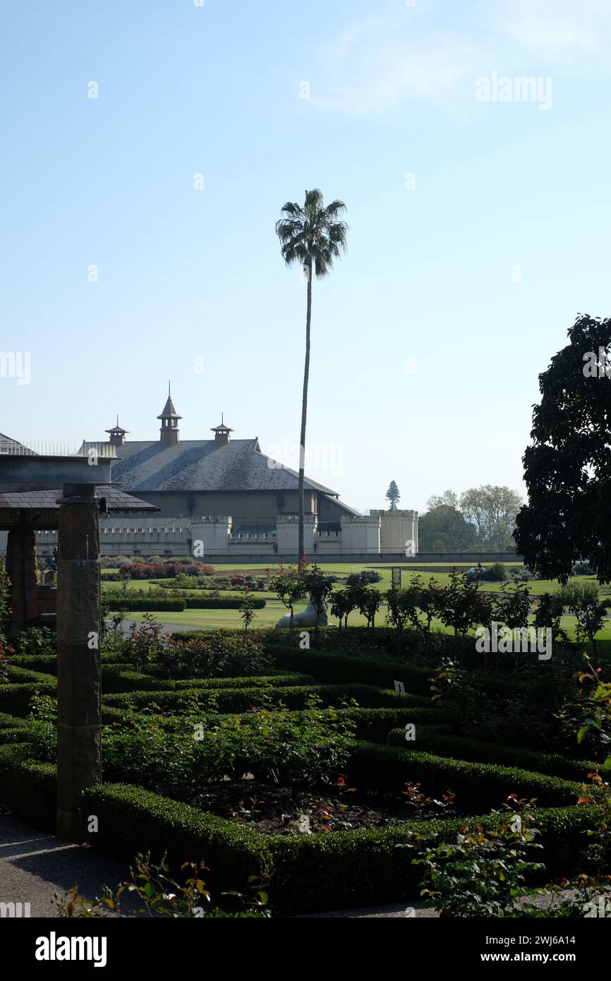 Palace Rose Garden, Royal Botanic Gardens, une vue du Conservatorium of Music - Government House stables par Francis Greenway, Sydney, Australie Banque D'Images