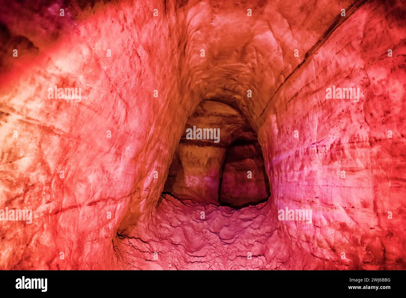 C'est le 150e anniversaire de la dérive minière de sable, grève Drive - Headway, tir dans les tons rouges et bleus pour les spelunkers (tourisme de grotte) Banque D'Images