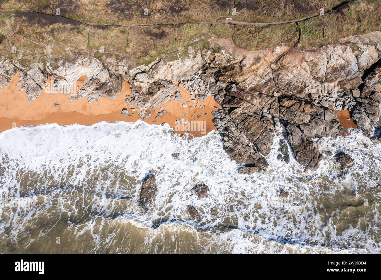 Beau paysage depuis le drone de la côte rocheuse française au bord de l'océan en Bretagne. Banque D'Images