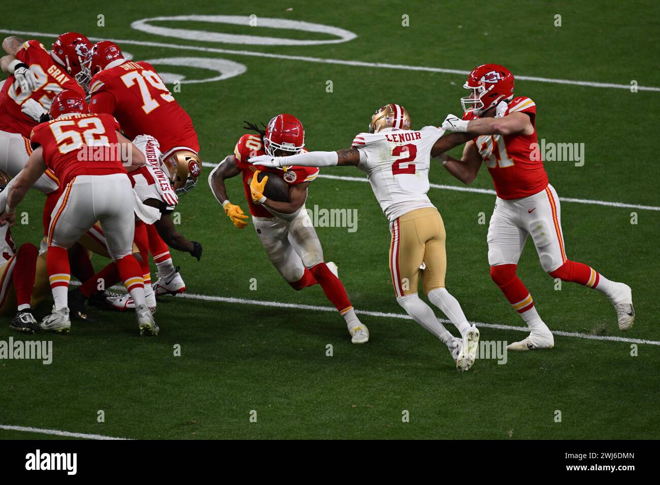 Las Vegas, Nevada, États-Unis. 11 février 2024. Isiah Pacheco (10 ans) fait une tentative précipitée lors du Super Bowl LVIII entre les 49ers de San Francisco et les Chiefs de Kansas City le 11 février 2024 au stade Allegiant de Las Vegas, Nevada. Les Chiefs battent les 49ers 25-22 en prolongation. (Crédit image : © Jon Gaede/ZUMA Press Wire) USAGE ÉDITORIAL SEULEMENT! Non destiné à UN USAGE commercial ! Banque D'Images