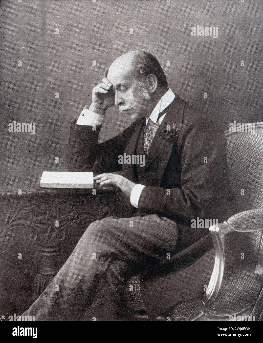 Portrait d'Alfred de Rothschild, banquier, consul, collectionneur d'art, philanthrope. Circa 1902. Illustration en noir et blanc du Connoisseur, un magazine illustré pour collectionneurs Voll 3 (mai-août 1902) publié à Londres. Banque D'Images