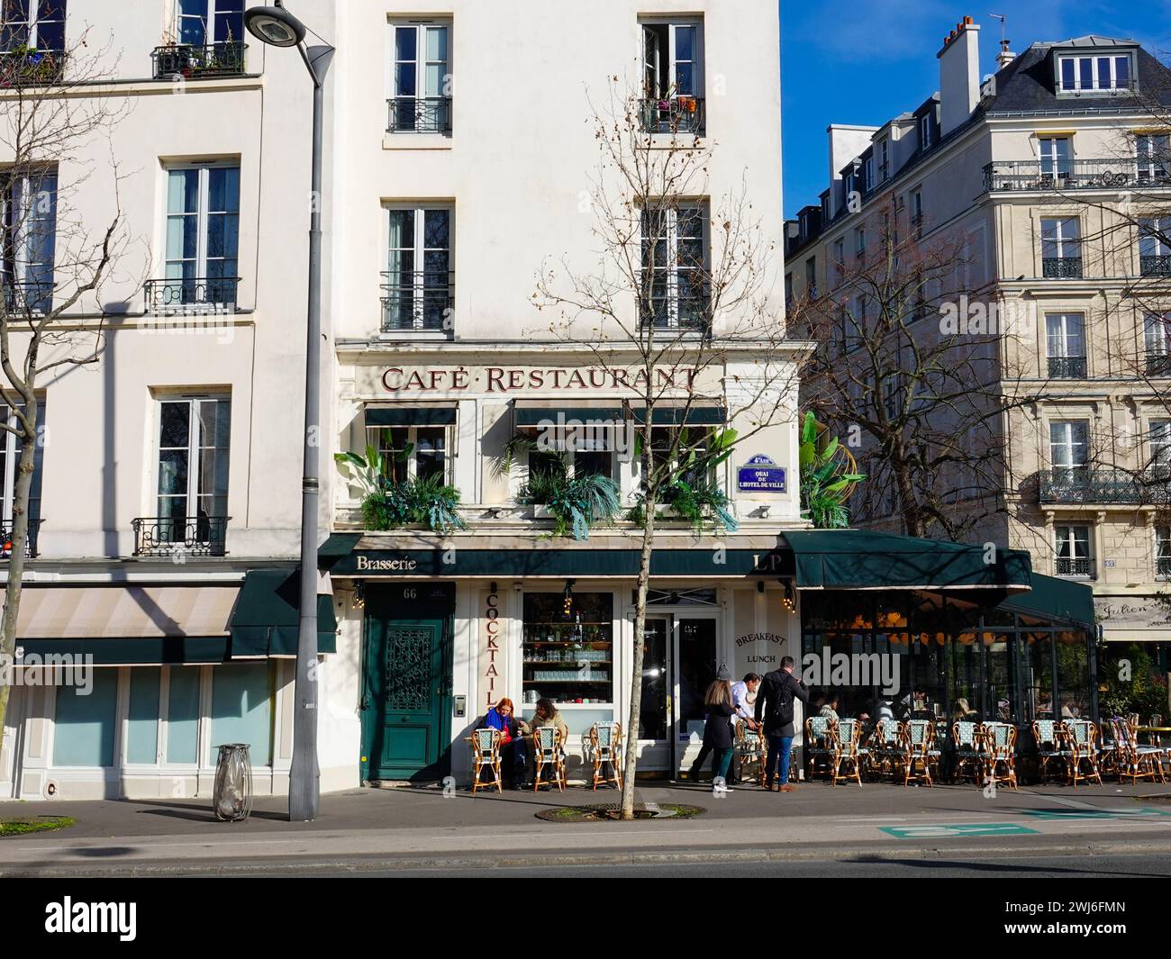 Les gens aux tables de café à l’extérieur du Louis Philippe, authentique restaurant français traditionnel situé sur le Quai de l’Hôtel de ville, Paris, France. Banque D'Images