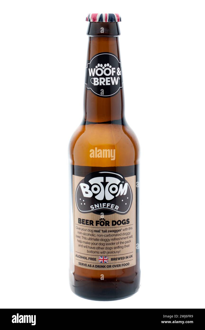 Bouteille de 330ml de Woof et Brew Bottom Sniffer Beer pour chiens sur fond blanc Banque D'Images