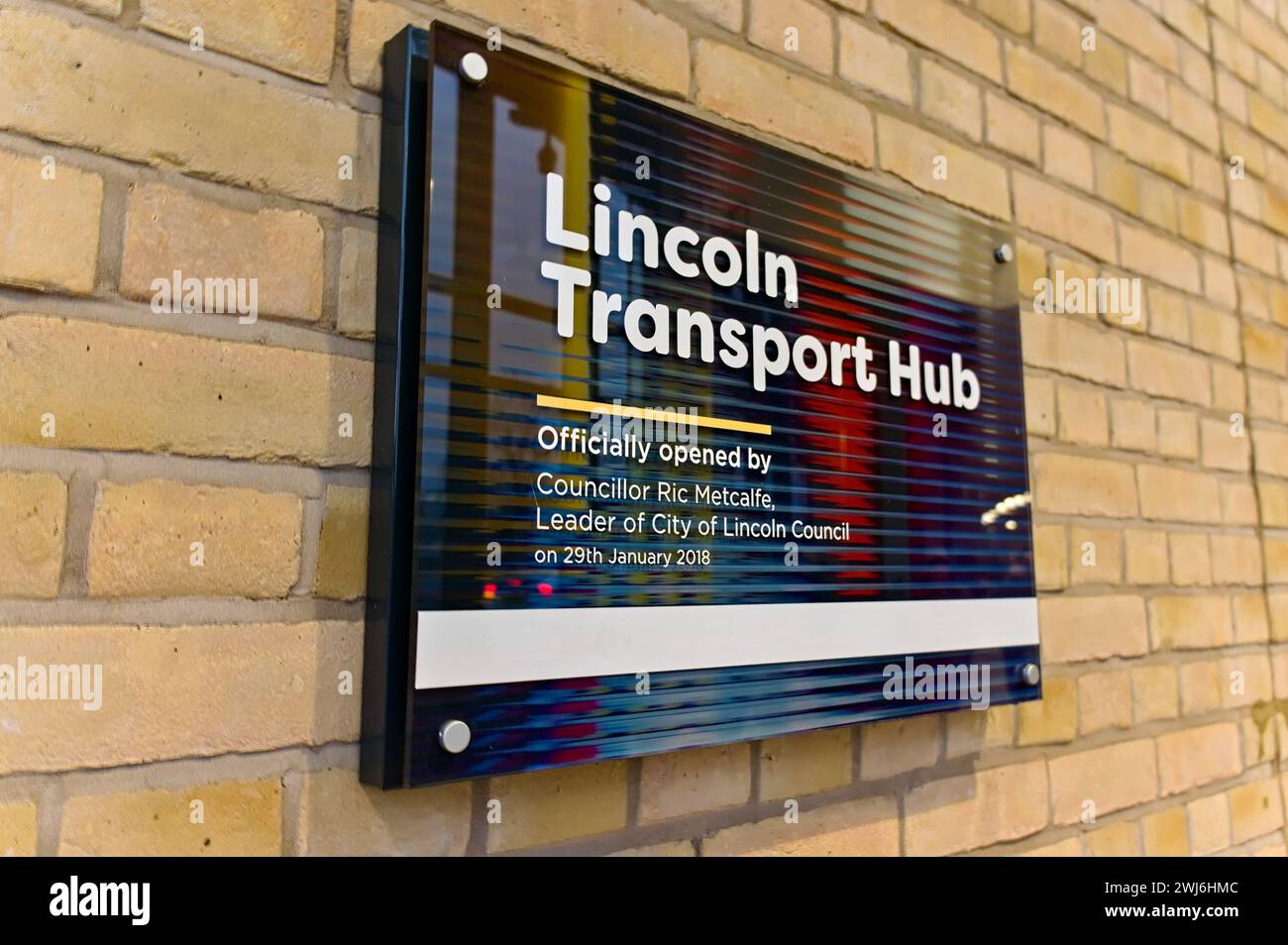 Panneau de transport Hub montrant qu'il a été officiellement ouvert par Rich Metcalfe, chef du conseil municipal le 29 janvier 2018. Lincoln. Lincolnshi Banque D'Images