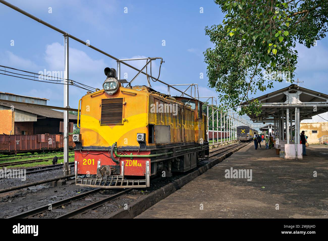 Nainpur, Madhya Pradesh, Inde- 14 septembre 2014 : ancien moteur de locomotive diesel à voie étroite reposant dans une petite gare ferroviaire avec beautif Banque D'Images