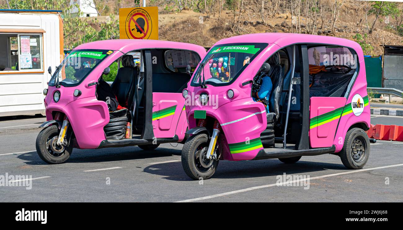 Kevadia, Gujrat, Inde - 29 mars 2023 : rikshawas auto électrique de couleur rose prêt à transporter des passagers près de la Statue de l'unité. Banque D'Images