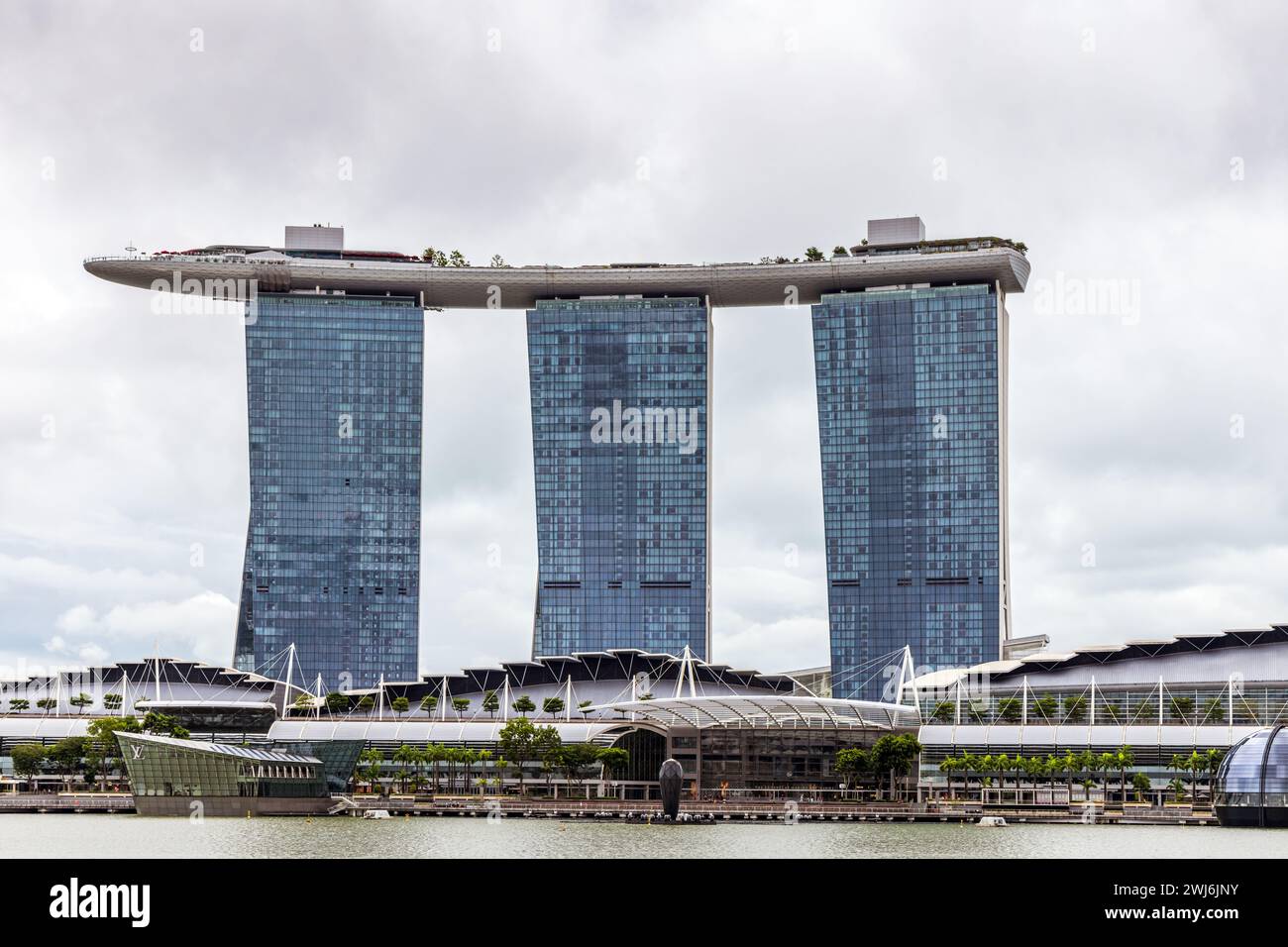 Vue panoramique sur le célèbre Marina Bay Sands Hôtel par un jour nuageux, Singapour Banque D'Images