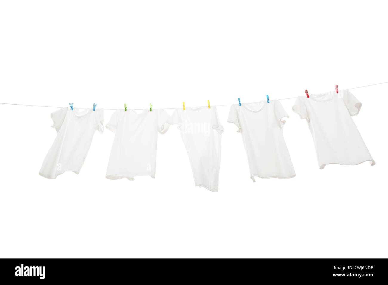 Beaucoup de t-shirts séchant sur la ligne de lavage isolé sur blanc, vue à angle bas Banque D'Images Beaucoup de t-shirts séchant sur la ligne de lavage isolé sur blanc, vue à angle bas Banque D'Images