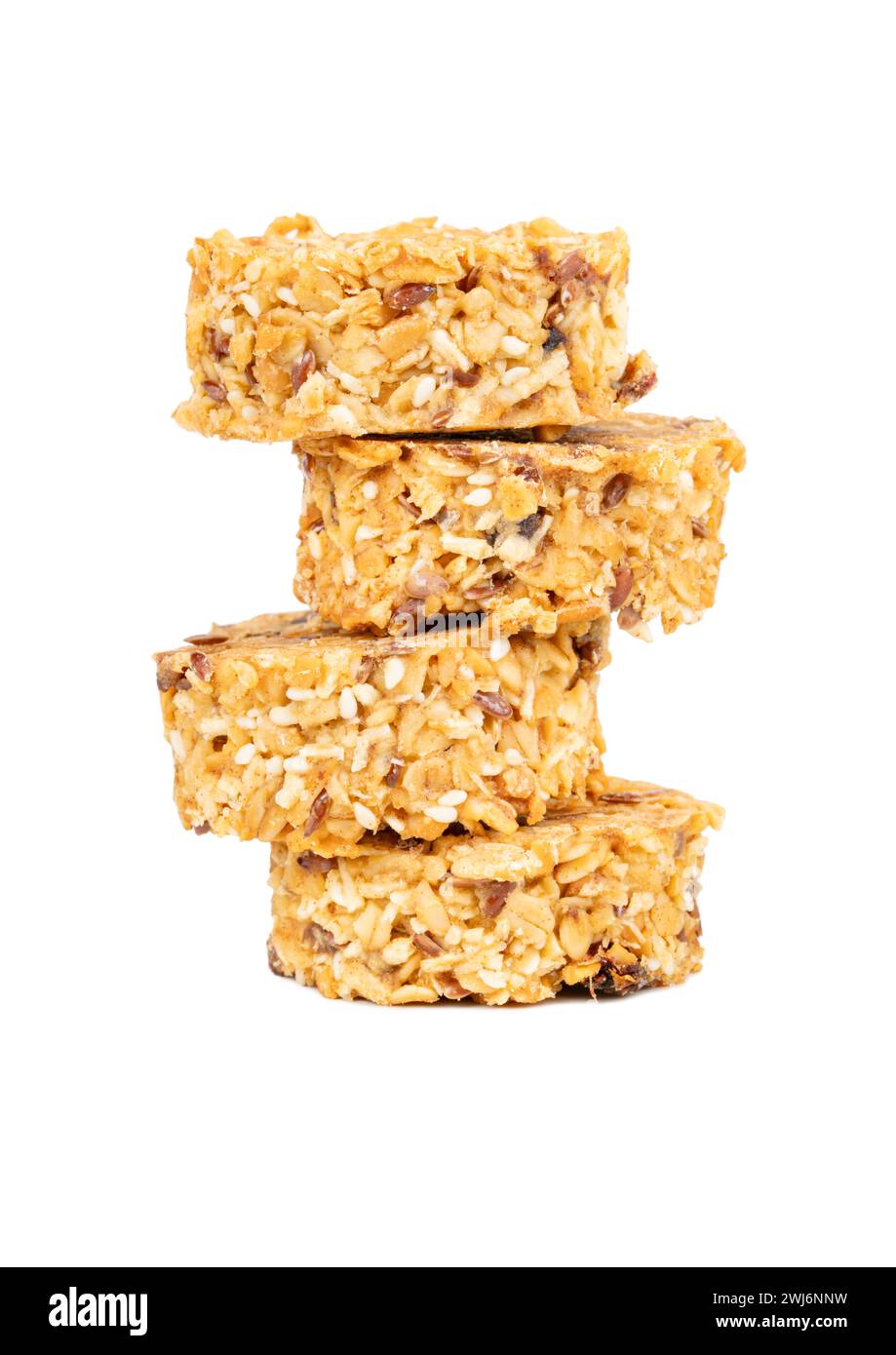 Pile de biscuits granola avec des céréales saines et des grains dans le miel isolé sur fond blanc Banque D'Images