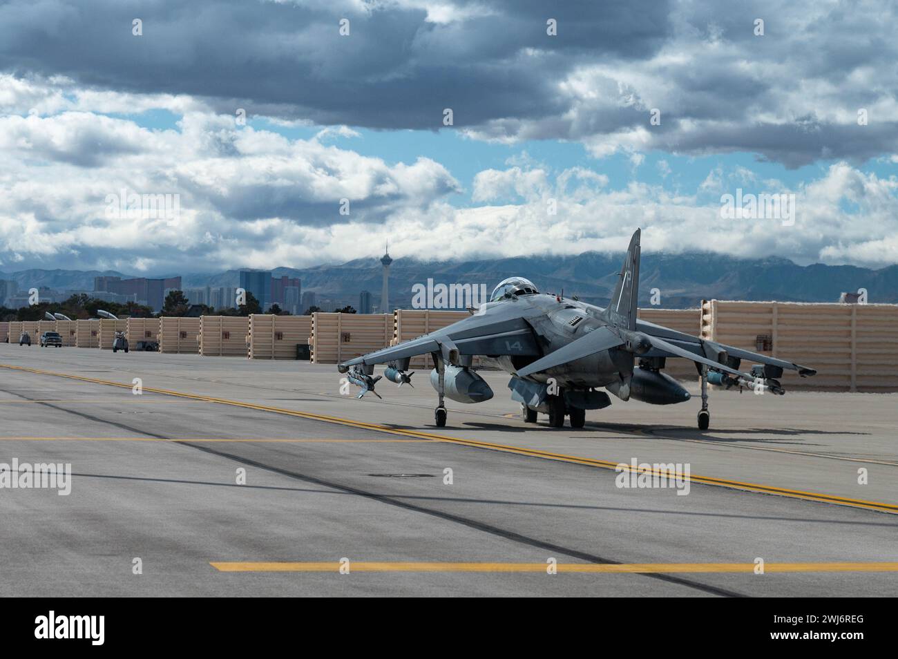 Un AV-8B Harrier affecté au Marine Attack Squadron 223, Marine corps Air Station Cherry point, Caroline du Nord, taxis pour une mission, pendant Green Banque D'Images