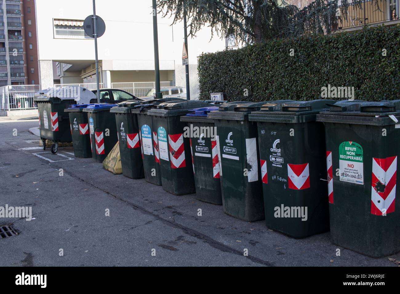 Rangée de poubelles en Italie (Turin) de la collecte séparée des déchets Banque D'Images