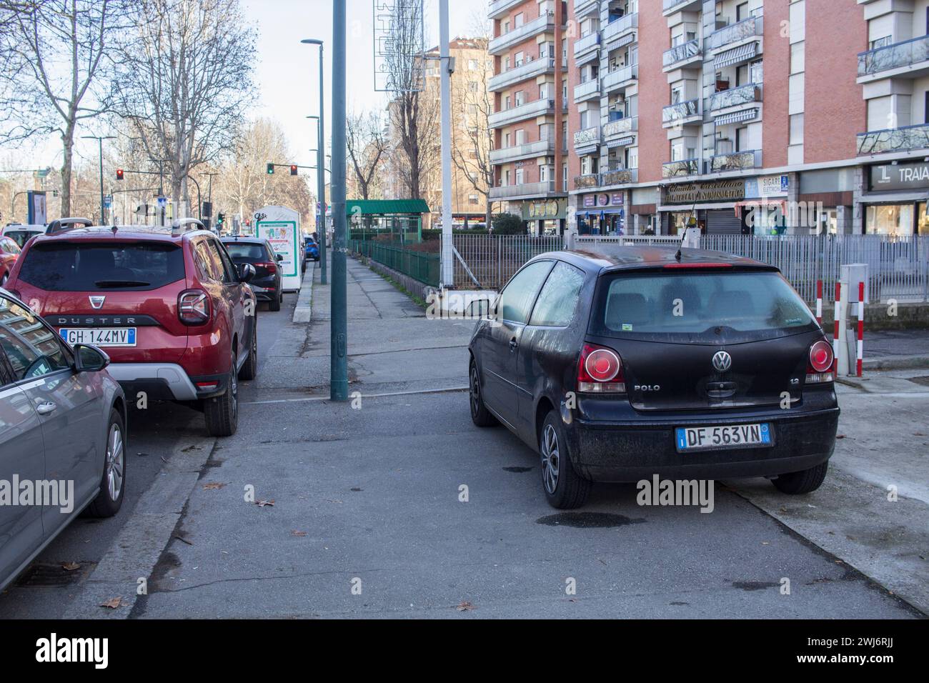 Voiture garée sur le trottoir en Italie (Turin) Banque D'Images