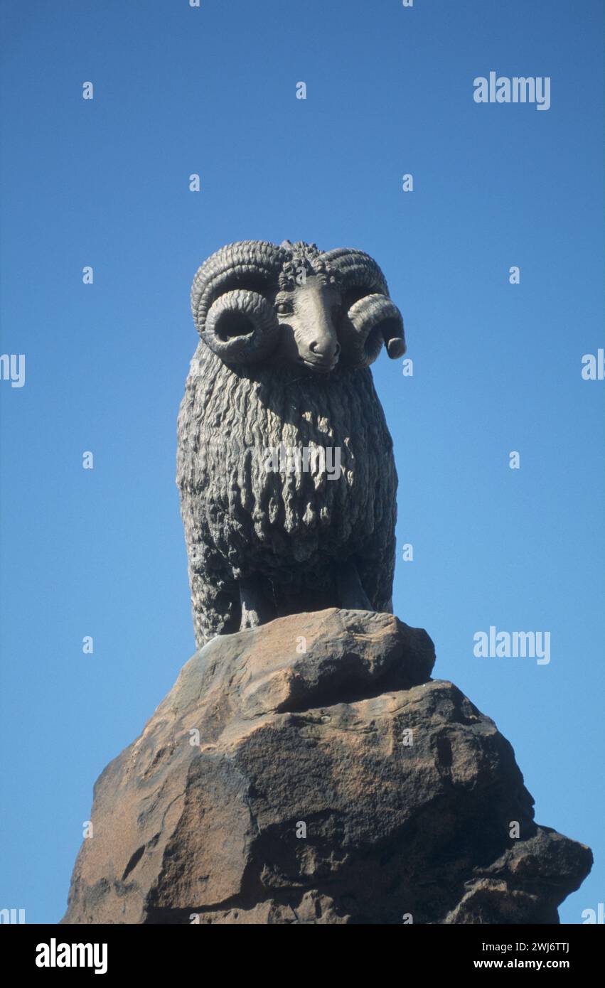 Royaume-Uni, Écosse, Moffat, la statue de Moffat Ram aux moutons, Moffat était célèbre pour sa laine. La fontaine Colvin avec le célèbre Moffat Ram au sommet. Banque D'Images