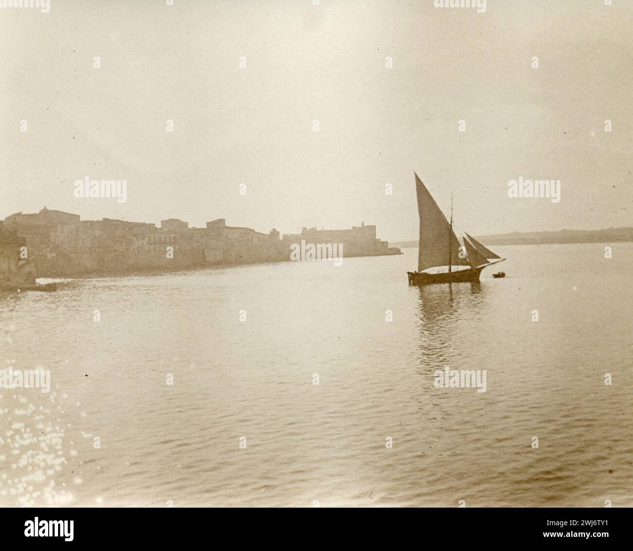 1913, Libye, bateau près de Derna Banque D'Images