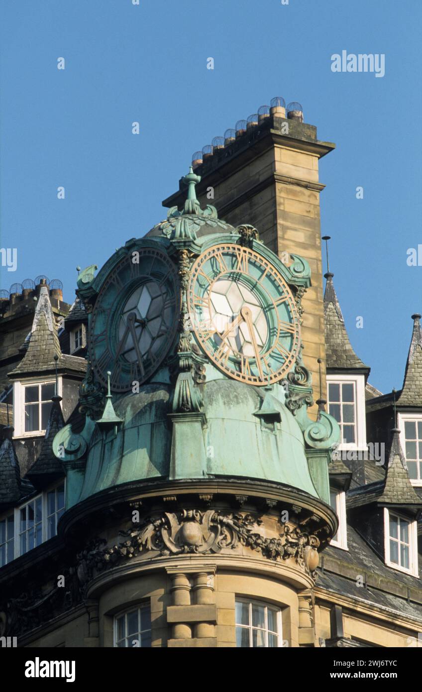 Royaume-Uni, Newcastle upon Tyne, horloge dôme en cuivre. Emerson Chambers, Blackett Street. Banque D'Images