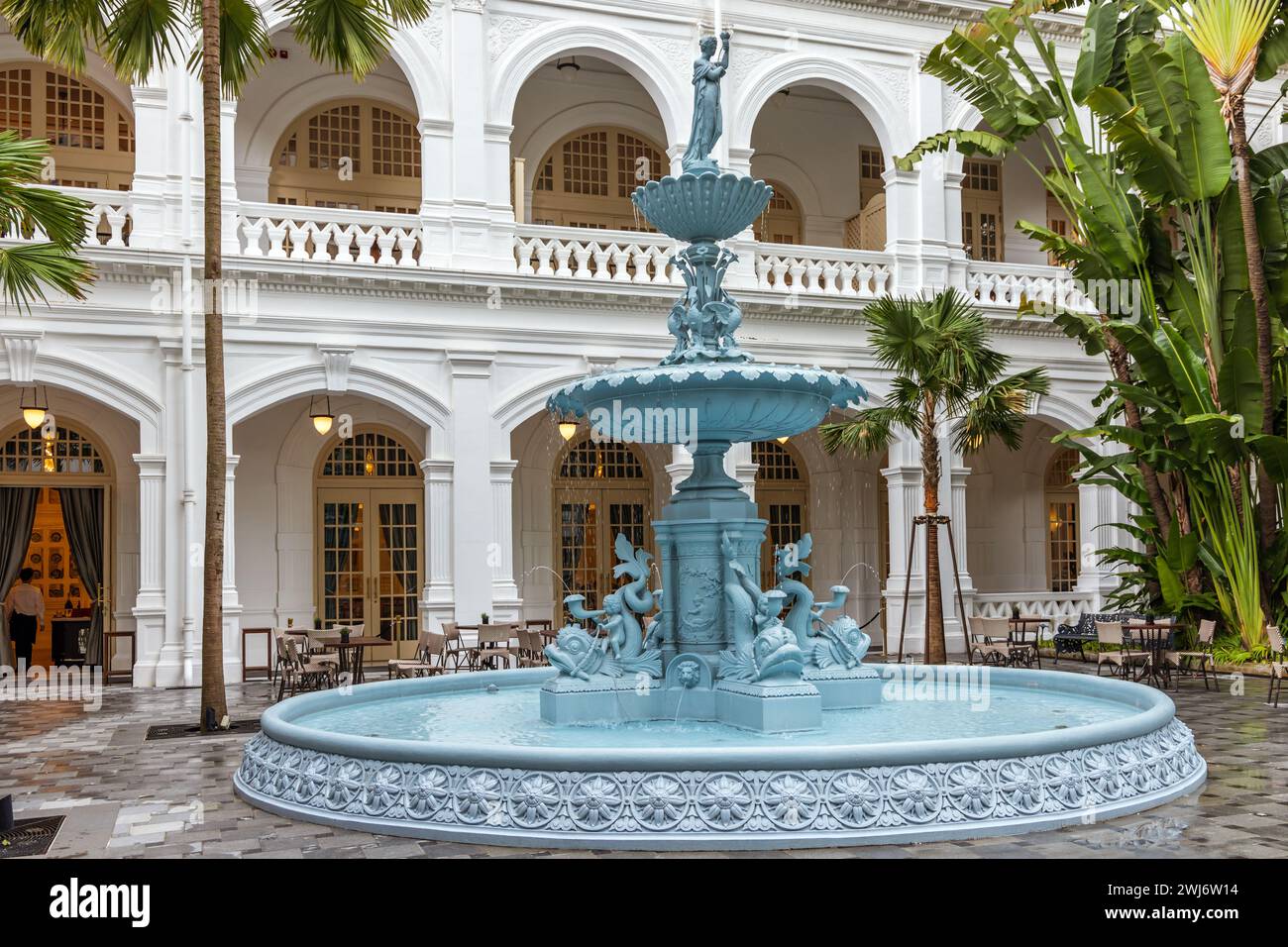 Fontaine en fonte ornée dans la cour du célèbre Raffles Hotel de Singapour Banque D'Images