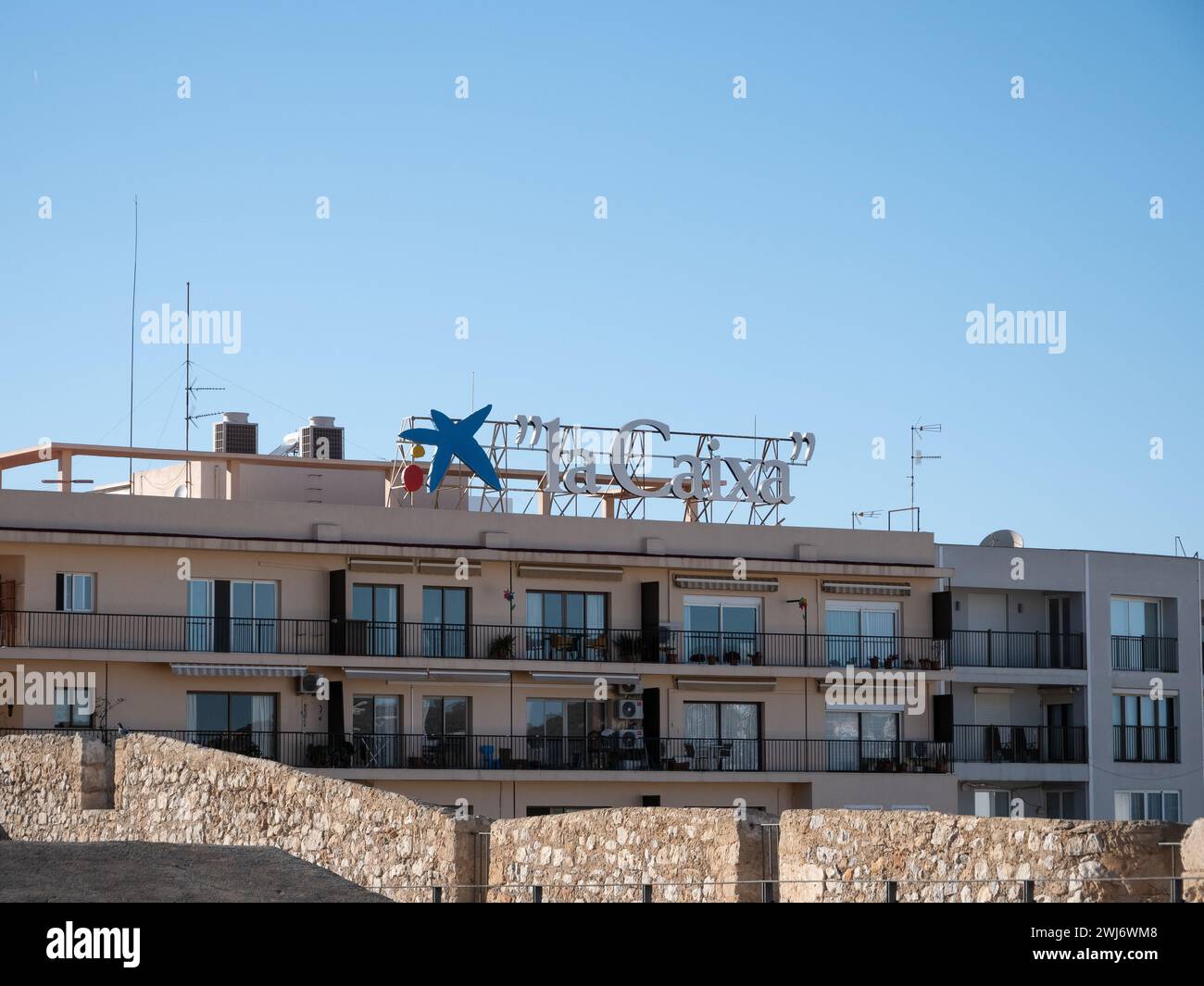 Ibiza, Espagne : 12 février 2024 : la Caixa signe de logo commercial sur le bâtiment dans la ville d'Ibiza Banque D'Images