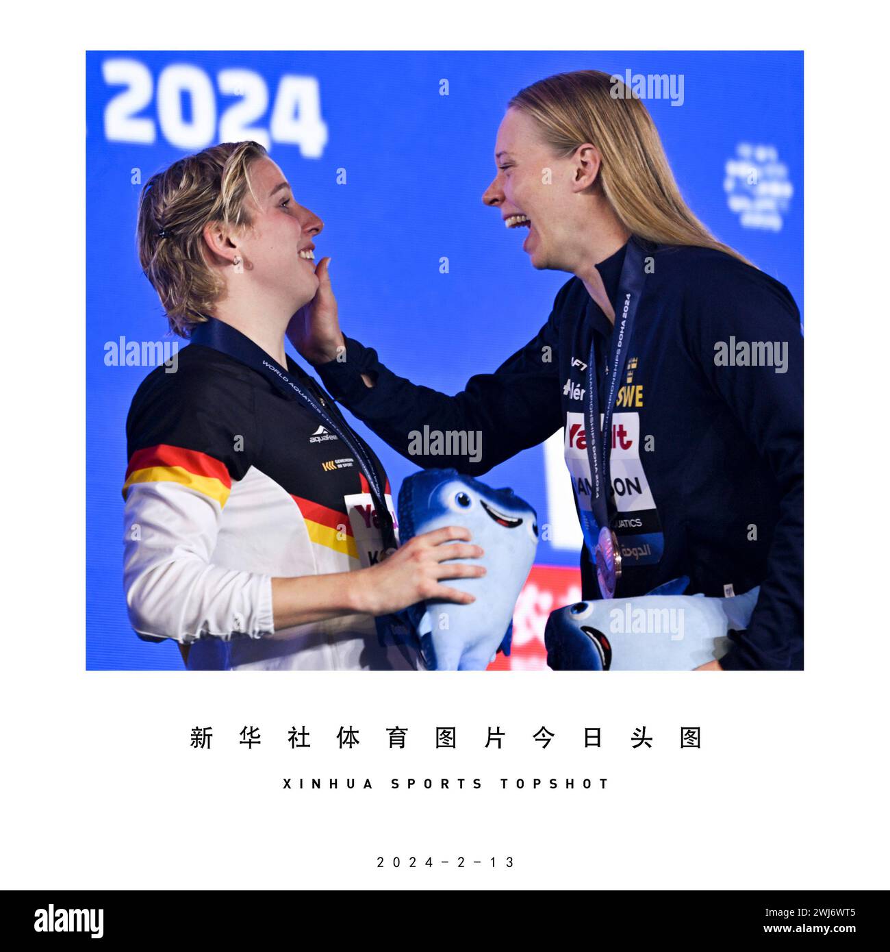 Pékin, Qatar. 12 février 2024. La médaillée de bronze Louise Hansson (R), de Suède, essuie les larmes de la médaillée d'or Angelina Kohler, d'Allemagne, lors de la cérémonie de remise de la finale féminine du 100 m papillon de natation aux Championnats du monde de natation 2024 à Doha, Qatar, le 12 février 2024. Crédit : Xia Yifang/Xinhua/Alamy Live News Banque D'Images