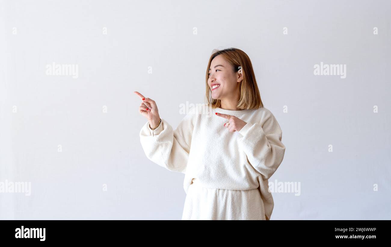 Woman smiling and pointing Banque D'Images