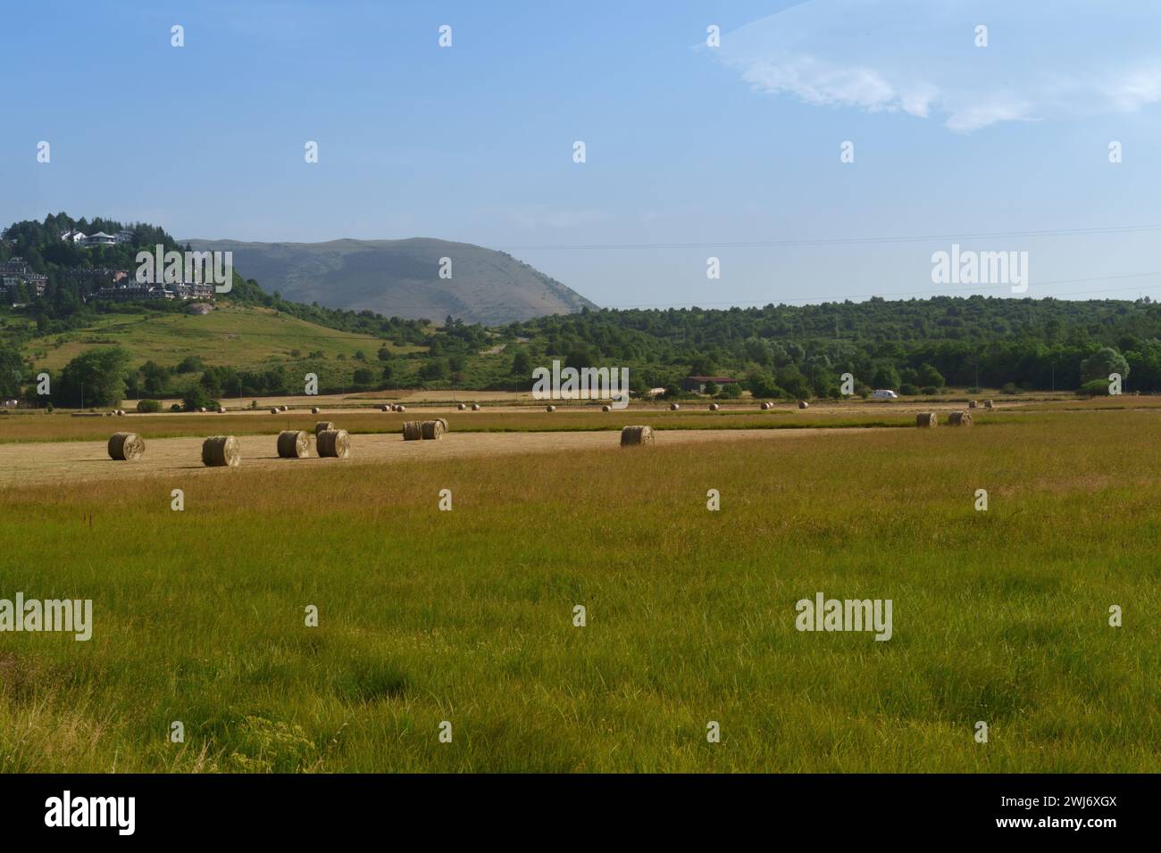 Paysage de montagne le long de la piste cyclable de Roccaraso, province de L'Aquila, Abruzzes, Italie, en été Banque D'Images