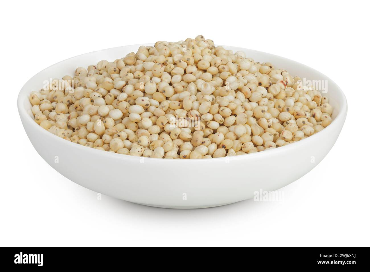 Graines de sorgho dans un bol en céramique isolé sur fond blanc avec pleine profondeur de champ. Banque D'Images