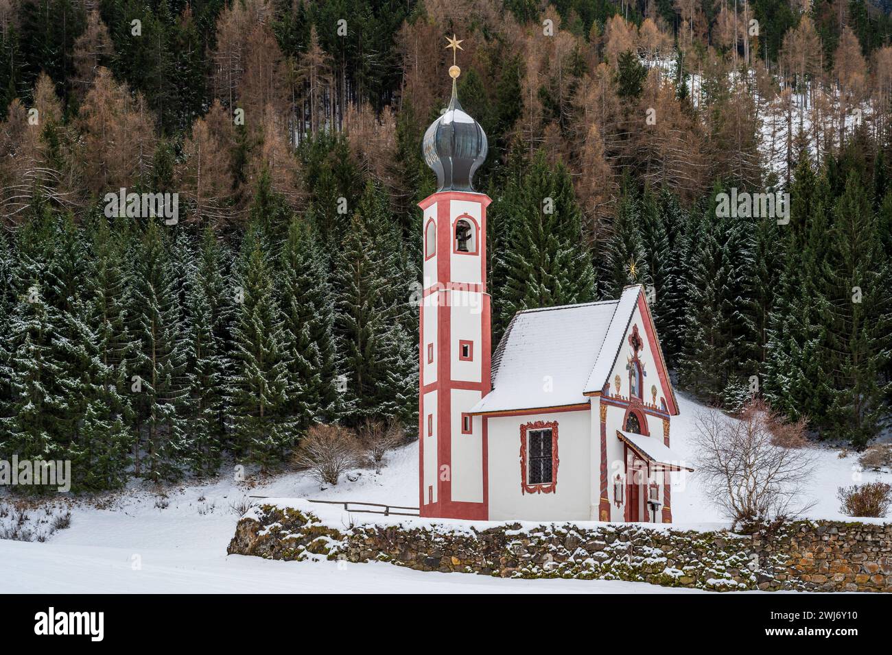 Vue hivernale de l'église de préparées Johann in Ranui, Dolomites, Villnoss-Funes, Tyrol du Sud, Italie Banque D'Images