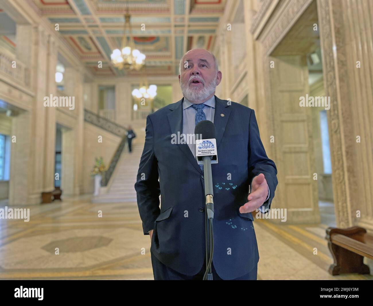 Le député Francie Molloy, s'adresse aux médias au Parlement, Stormont, alors qu'il annonçait qu'il ne se présenterait pas à une réélection dans la circonscription de Mid Ulster lors des prochaines élections générales britanniques. Date de la photo : mardi 13 février 2024. Banque D'Images