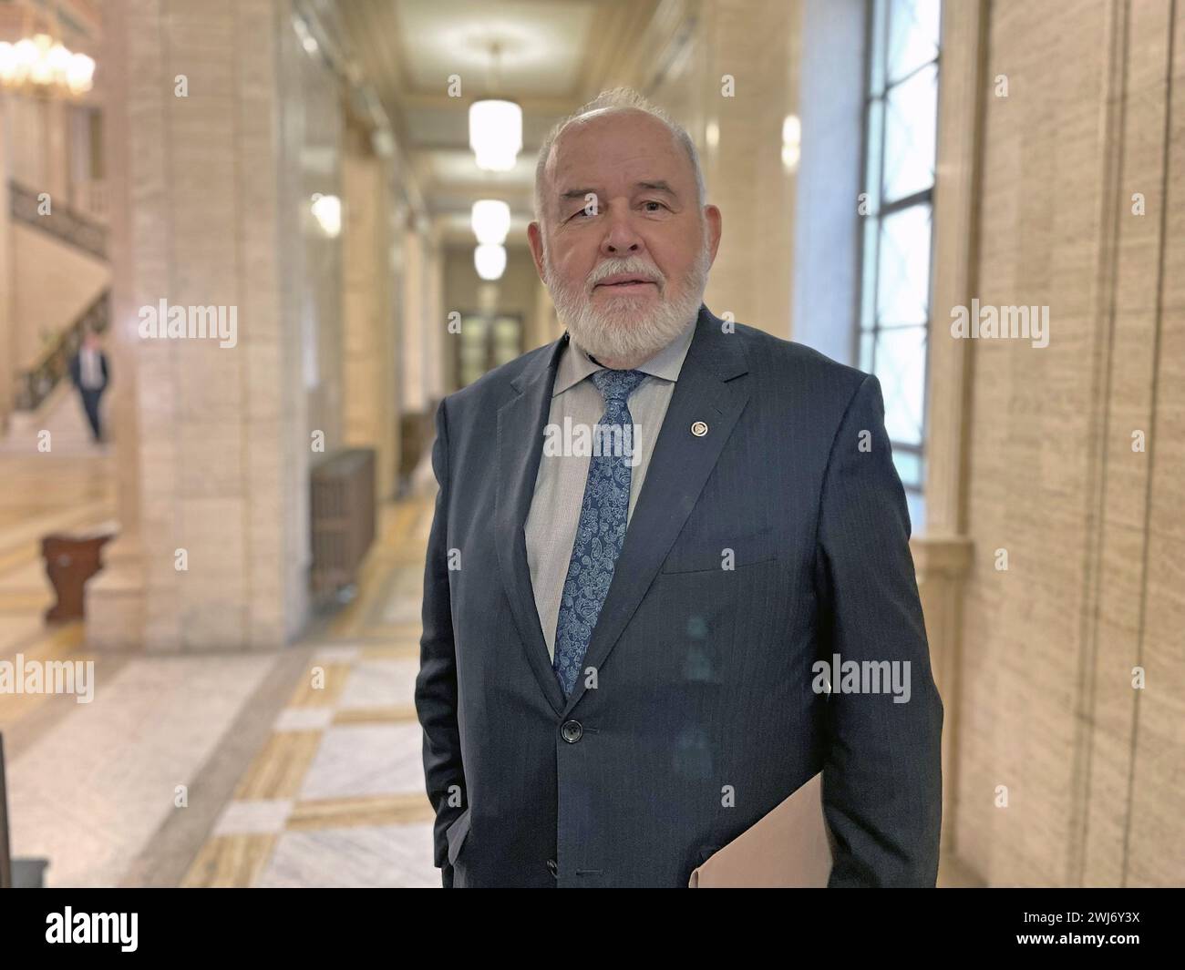 Le député Francie Molloy, dans le Grand Hall des bâtiments du Parlement, Stormont, alors qu'il annonçait qu'il ne se présenterait pas à une réélection dans la circonscription de Mid Ulster lors des prochaines élections générales britanniques. Date de la photo : mardi 13 février 2024. Banque D'Images