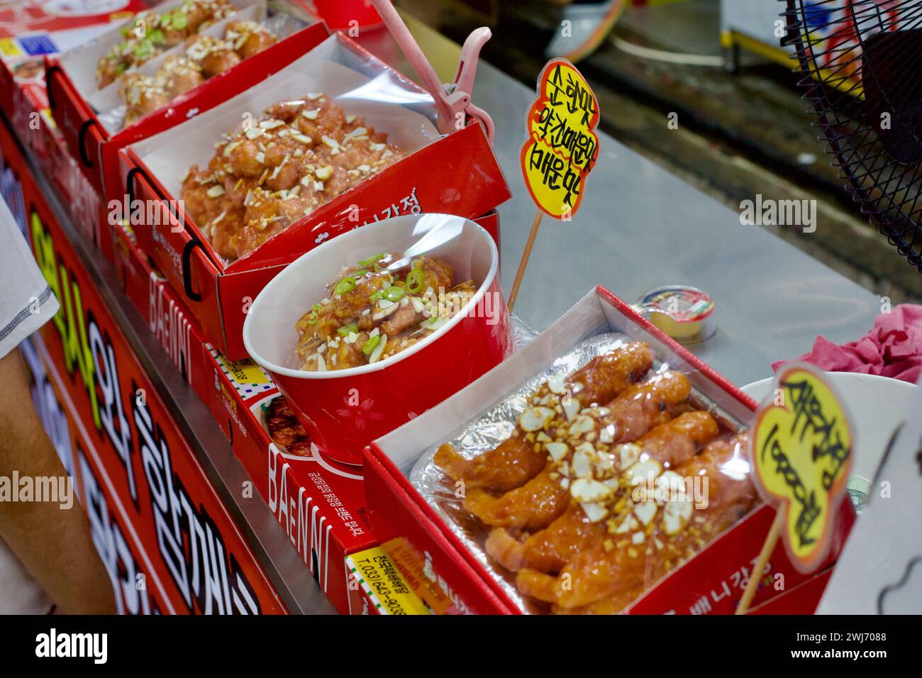 Ville de Gangneung, Corée du Sud - 29 juillet 2019 : le poulet frit renommé du marché de Gangneung Jungang, fraîchement préparé et soigneusement emballé en plast Banque D'Images